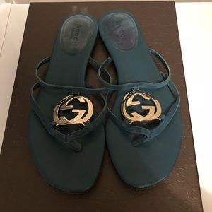 Gucci flat sandals with gold emblem